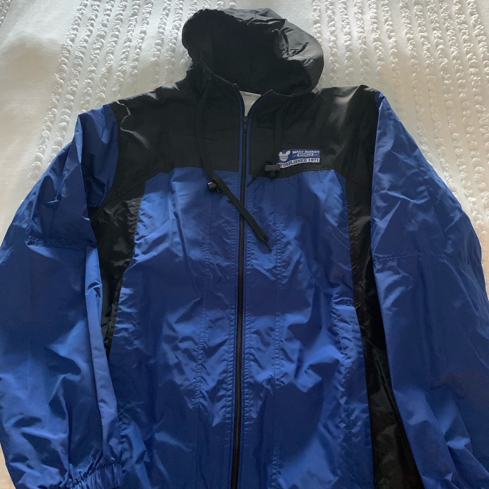 WDW Fleece Lined Windbreaker With Side Zip Pockets. Toggle At Bottom Size Small